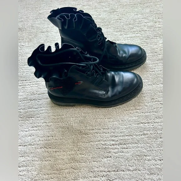 VALENTINO black ruffled Chelsea boot. - Picture 3 of 8